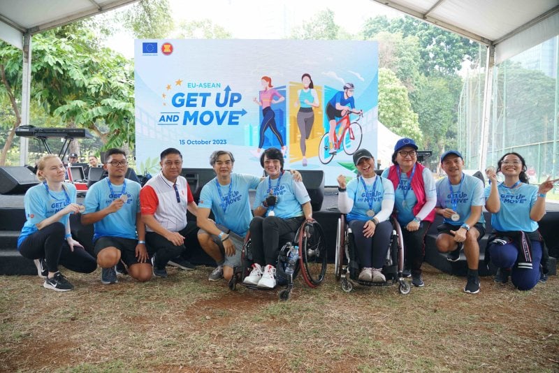 Symbolic presentation of medals to the finishers of the EU-ASEAN GET UP and MOVE