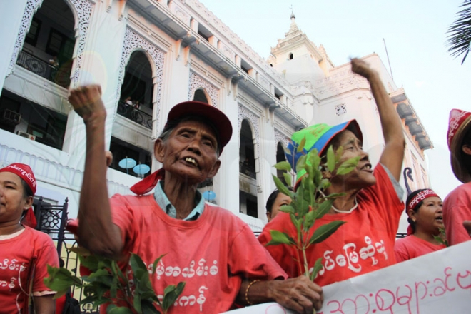 Migyaungkan land-grab protestors block a gate to Yangon City Hall mid-afternoon on December 12, 2014. Photo: Thet Ko/Mizzima