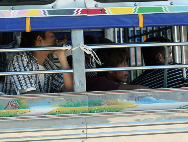 Myanmar nationals arrested by Thai police officers near an immigration checkpoint of the Thai-Myanmar border in Mae Sot, Tak province in northern Thailand, July 6, 2010. Photo: Narong Sangnak/EPA