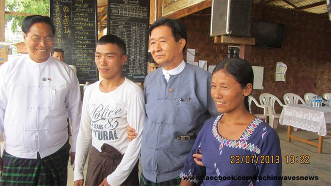 Shayam Brang Shawn, known as Brang Shawng, (2nd L), has been fined K50,000 [US$50) for defamation. Photo: Kachin Wave News