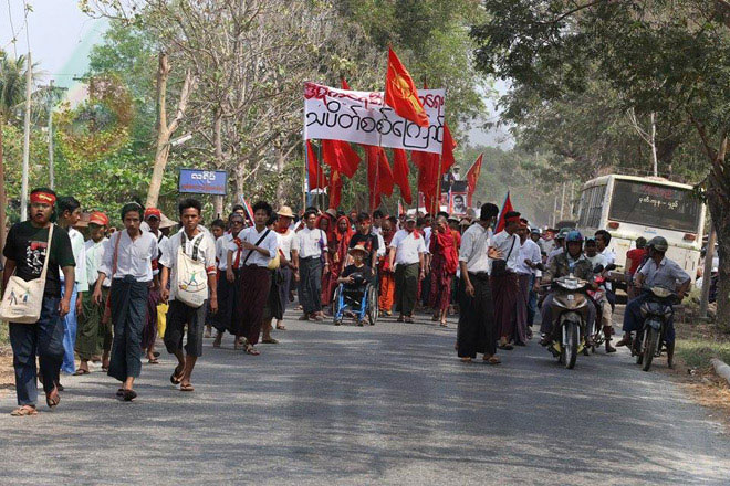 Students' column reaching Pyay Myo on road to Yangon on February 10, 2015. Photo: Hein Htet/Mizzima