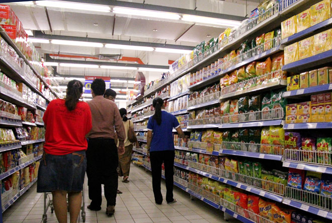 Yangon residents shopping at a supermarket in Myanmar's commercial capital. Photo: Hein Htet/Mizzima
