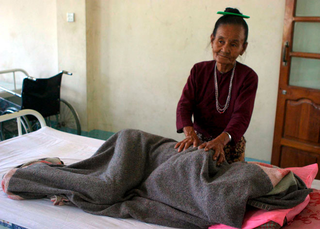 An elderly woman gives a massage to her daughter, who is a malaria patient at a hospital in the Ke Maunt area in Myanmar, December 20, 2006. Photo: LAW/EPA
