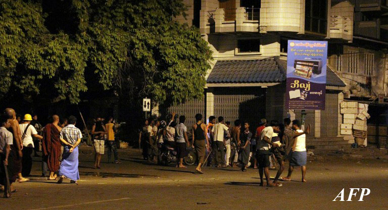 An angry mob took to the streets of Mandalay in central Myanmar early on July 2, 2014 following a report of a rape, which later proved false. Photo: AFP