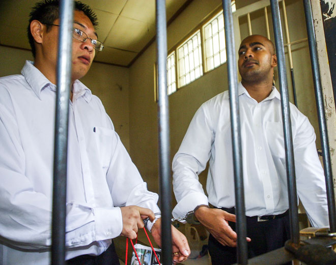 Australians Mr Andrew Chan (L) and Mr Myuran Sukumaran (R) inside a holding cell waiting for trial at a Denpasar District Court in Bali, Indonesia. Mr Chan, 31, and Mr Sukumaran, 34, are the only members of the so-called Bali Nine drug smuggling ring on death row for trying to smuggle 8.3 kilogrammes of heroin from the Indonesian resort island of Bali to Australia in 2005. Photo: Made Nagi/EPA