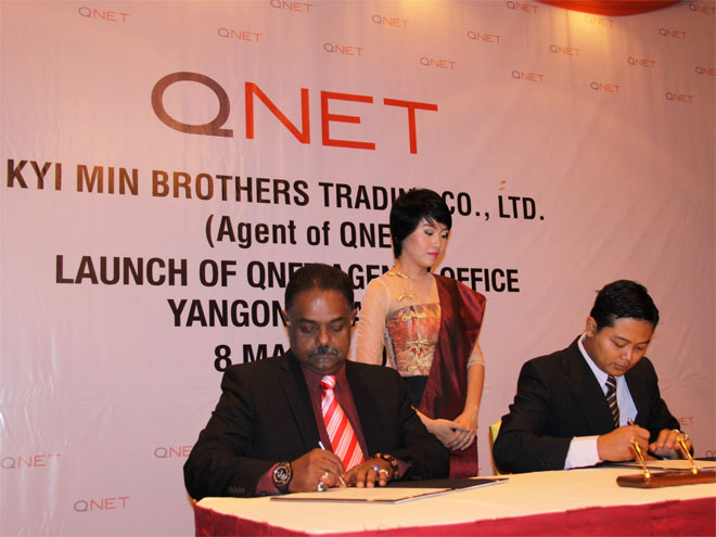 QNET Director Mr Krishna Kumar, (L) signs the agreement with local partner, QNET Agent U Kyi Min Han (R) on March 9, 2015. Photo: QNET