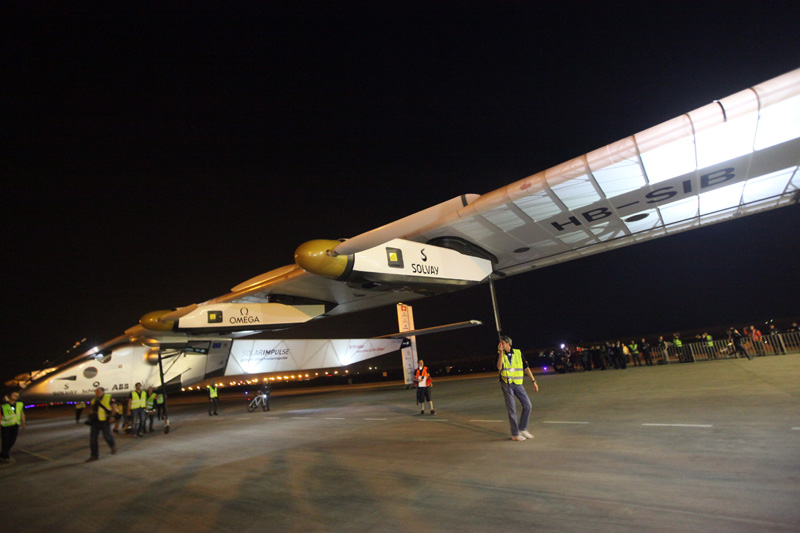 Ground staff move the Solar Impulse 2, a solar powered plane, into a hangar after it touched down at the airport in Chongqing, southwest China, March 31, 2015. Photo: EPA