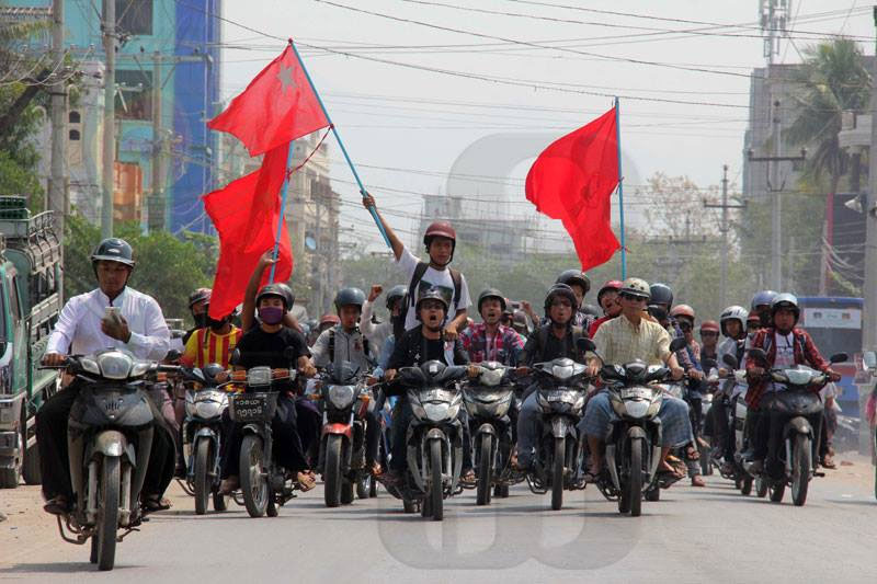 Students on motorcycles shout slogans during a protest against the violent police crackdown in Letpadan and calling to free all detained students, in Mandalay on March 27, 2015. Photo: Bo Bo/Mizzima