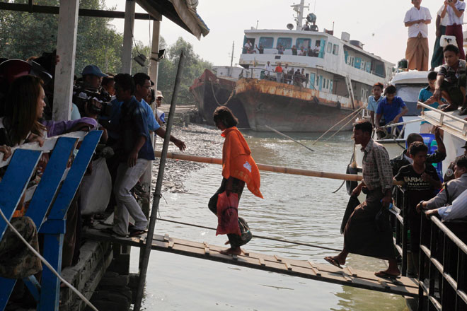 Survivors of the ferry vessel accident arrive at the Sittwe port, in Sittwe, western Myanmar, March 14, 2015. Photo: Nyunt Win/EPA