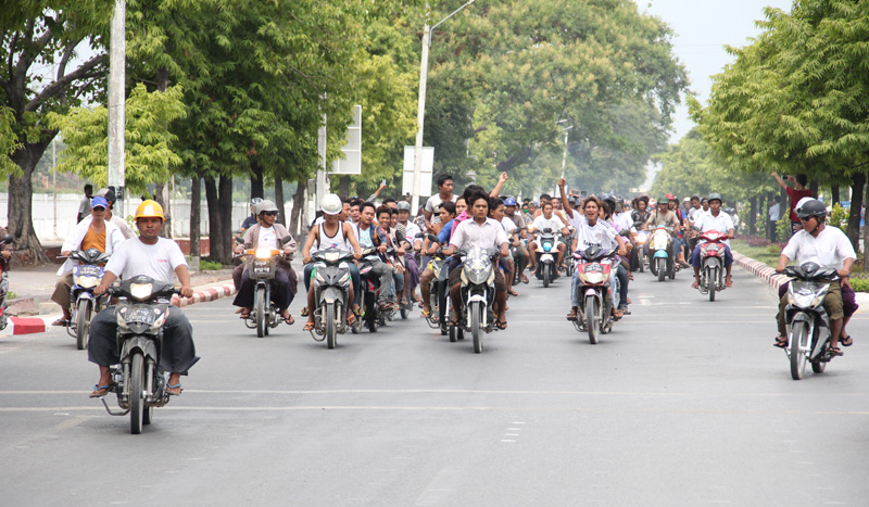 People on their way to the funeral service of Tun Tun, 36, who was killed during clashes between Buddhists and Muslims in Mandalay on July 4, 2014. Photo: Bo Bo/Mizzima