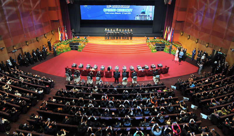 Overview as Association of South East Asian Nations (ASEAN) leaders hold hands for the traditional ASEAN handshake to start the 26th ASEAN summit during the opening ceremony at the Kuala Lumpur Convention Center, Malaysia, April 27, 2015. The two-day summit of the 10-nation bloc is expected to focus on festering disputes in the South-China Sea and also expected to assess initiatives for the regional single market that is scheduled to begin at the end of the year. Photo: EPA