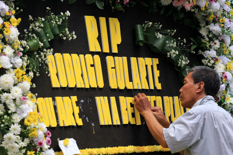 An Indonesian worker puts letters on a memorial sign for Brazilian death row Rodrigo Gularte during his funeral at Saint Carolus funeral Home in Jakarta, Indonesia, April 29, 2015. Indonesia executed eight people convicted on drug charges on April 29, 2015, defying international appeals for mercy. Seven of the eight convicts are foreigners. Their planned executions have unleashed torrents of protests from the home countries, Australia, Brazil and Nigeria. Photo: Bagus Indahono/EPA