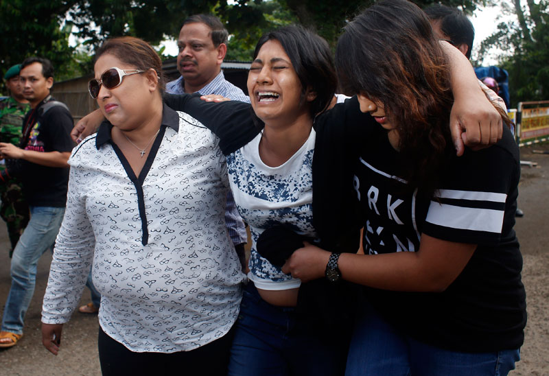 Brinta Sukumaran (C), sister of Australian death-row prisoner Myuran Sukumaran, reacts as she is accompanied by family members prior to the execution of her brother at Wijayapura port, as they head to visit Nusakambangan prison island, in Cilacap, Indonesia, April 28, 2015. Photo: Adi Weda/EPA
