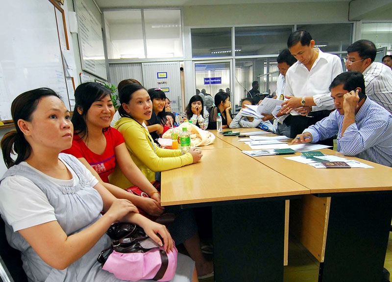 Thai police officers investigating rescued Vietnamese women after raiding a surrogacy clinic in Bangkok, Thailand, on February 23, 2011. Thai police arrested a group of Taiwan nationals for running the Baby 101 Company with hiring illegal immigrants and human trafficking, offering surrogacy birth services in Bangkok using Vietnamese women. Photo: EPA