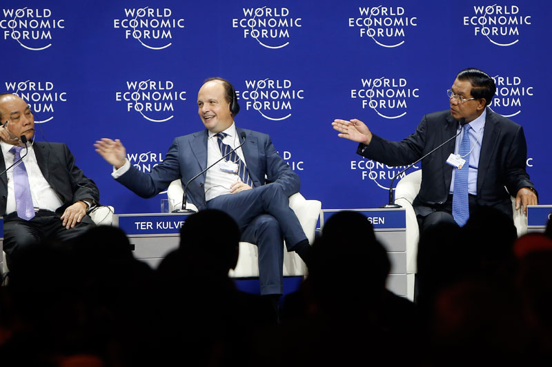 Cambodian Prime Minister Hun Sen (R), Peter Ter Kulve (C) executive vice president South East Asia and Australasia (SEAA) Unilever, and Vietnam Deputy Prime Minister Nguyen Xuan Phuc (L) speak during a panel session of the World Economic Forum (WEF) on East Asia, in Jakarta, Indonesia, April 21, 2015. Photo: Adi Weda/EPA