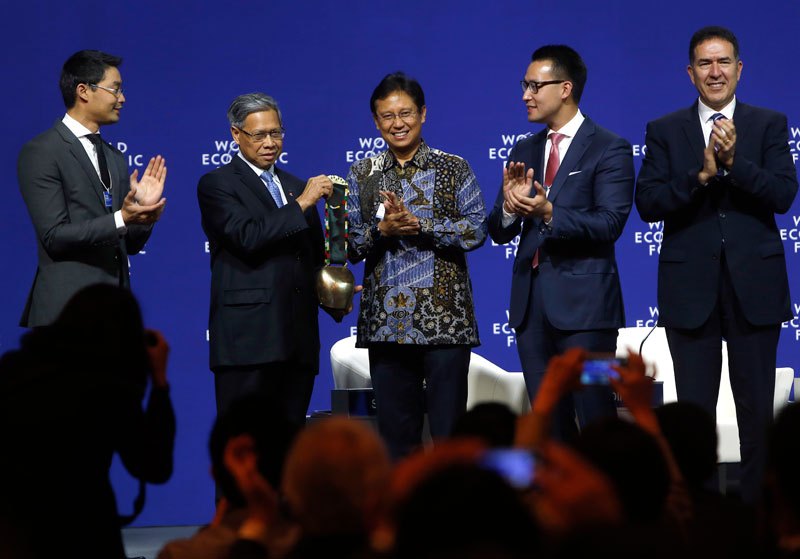 Winding up the World Economic Forum in Jakarta - Philipp Rosler (L), member of the Managing Board, World Economic Forum, Mustapa Mohamed (2L), Minister of International Trade and Industry of Malaysia, Budi Gunadi Sadikin (C), Chief Executive of Bank Mandiri Indonesia, John Riady (2R),Executive Director, Lippo Group, Indonesia and Hans-Paul Burkner (R), Chairman of the Boston Consulting Group clap during a closing session of the World Economic Forum (WEF) on East Asia, in Jakarta, Indonesia, 21 April 2015. P