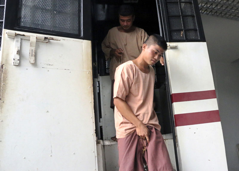 Myanmar migrant workers Ko Wai Phyo (Front) and Ko Zaw Lin Oo (Back) arrive for trial at Samui Provincial Court in Samui island, Surat Thani province, southern Thailand, 30 April 2015. Photo: Sitthipong Charoenjai/EPA