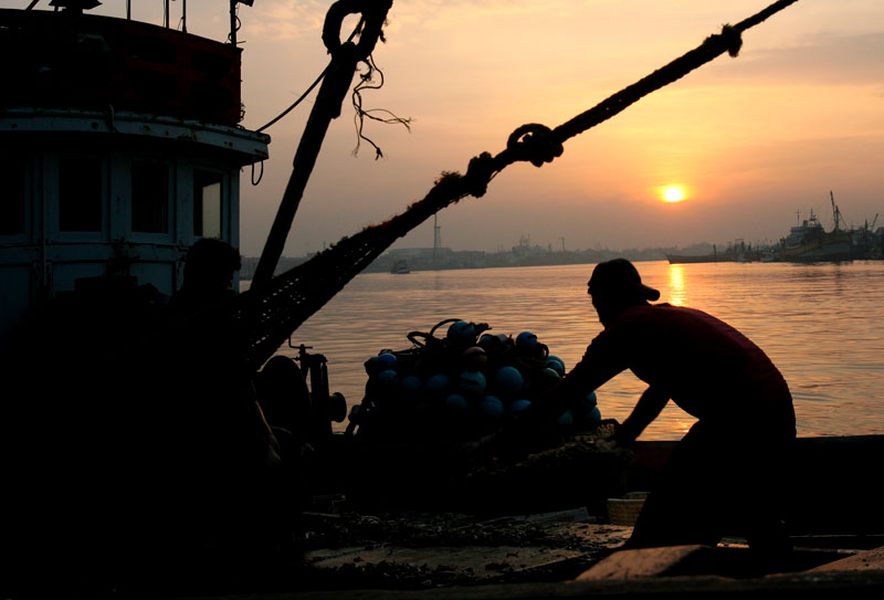 Myanmar migrants work at a fish market in Samut Sakhon province, Thailand. Photo: EPA