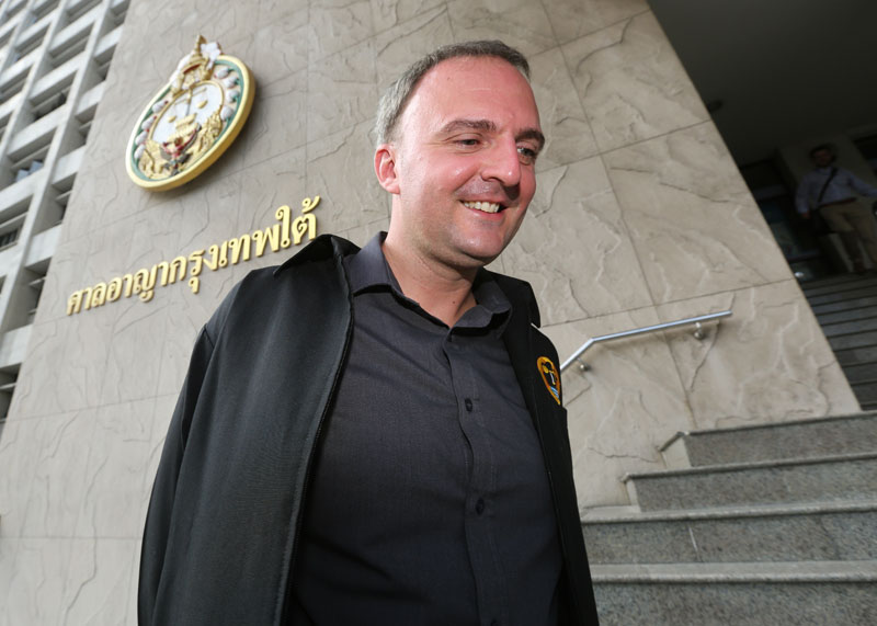 British migrant workers' rights activist Andy Hall poses for a photo as he arrives for his trial at the Bangkok South Criminal Court in Bangkok, Thailand, 24 August 2015. Photo: Narong Sangnak/EPA