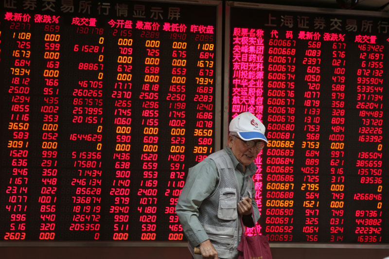 A stock investor stands in front of an electronic screen showing the stock composite index at a brokerage house in Beijing, China, 27 August 2015. Photo: Wu Hong/EPA
