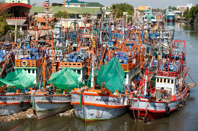 Fishing boats are docked after fishing operations stopped at a port in Samut Sakhon province, Thailand, 01 July 2015. Photo: Rungroj Yongrit/EPA