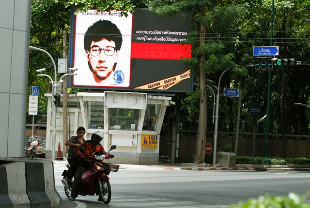 The billboard displays 'Thailand's most wanted' with a detailed sketch of a man suspected of planting a bomb near the Erawan Shrine, at traffic lights on a police booth in Bangkok, Thailand, 23 August 2015. A suspected bomber is believed to have left a backpack shortly before a bomb went off on 17 August 2015 in a busy business district, to display on the billboard at traffic light around the Bangkok city. (Photo- EPA)