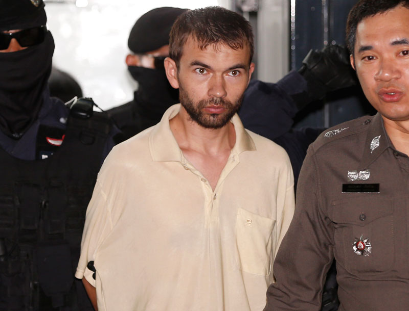 A foreign bomb suspect who Thai police have identified as Adem Karadag (C) is escorted by Thai police officers as he arrives at Min Buri court, on the outskirts of Bangkok, Thailand, 05 September 2015. Photo: Rungroj Yongrit/EPA