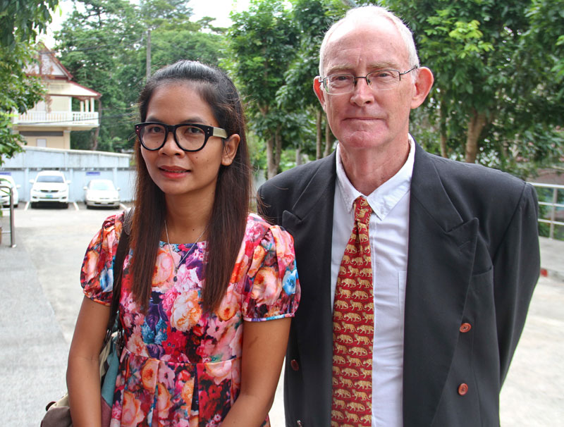 Australian journalist Alan Morison (R), editor of the Phuketwan website and his Thai colleague reporter Chutima Sidasathian (L) arrive at the provincial court in Phuket island, southern Thailand, 01 September 2015. Photo: Yongyot Pruksarak/EPA