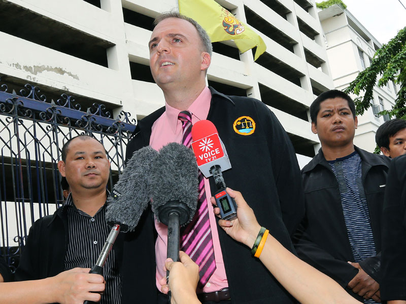 British migrant workers rights activist, Andy Hall (C) speaks to media as he arrives for a hearing in his trial at the Phra Khanong Provincial Court in Bangkok, Thailand, 18 September 2015. Photo: Narong Sangnak/EPA