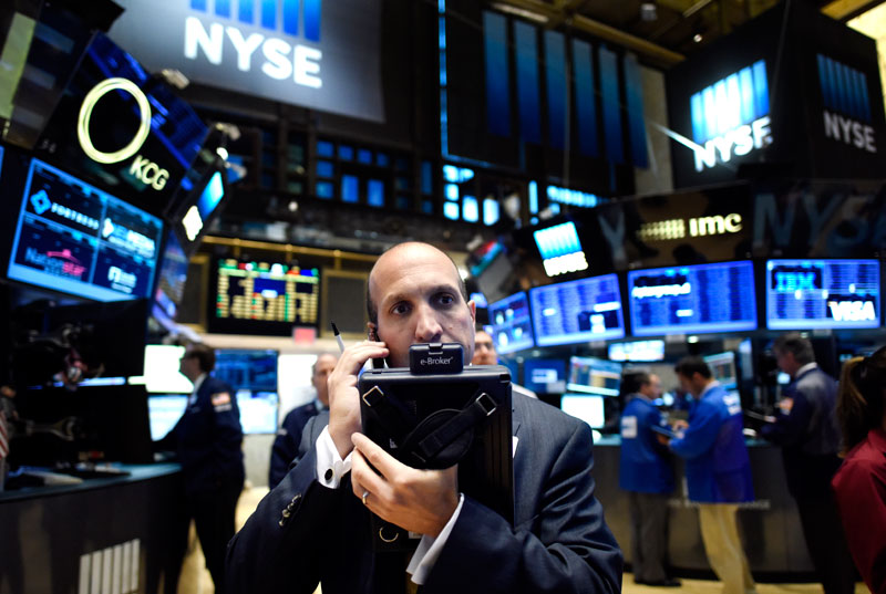 Traders work on the floor of the New York Stock Exchange at the start of the trading day in New York, New York, USA, 30 July 2015. Photo: Justin Lane/EPA