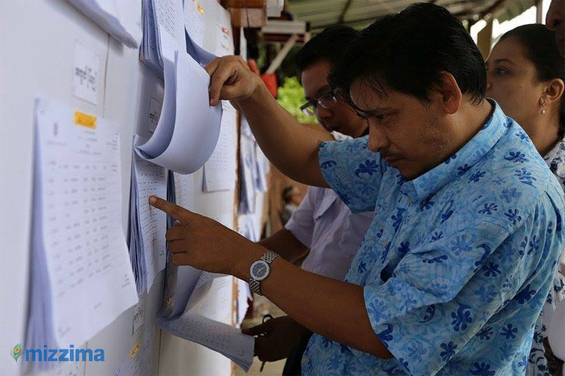 People check their names on voters' lists on 14 September, 2015. Photo: Bo Bo/Mizzima