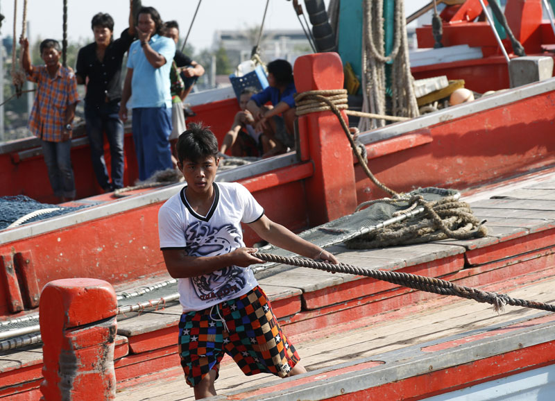 Migrant workers operate on a fishing boat in Mae Klong district, Samut Songkhram province, Thailand, 07 May 2015. Photo:Narong Sangnak/EPA