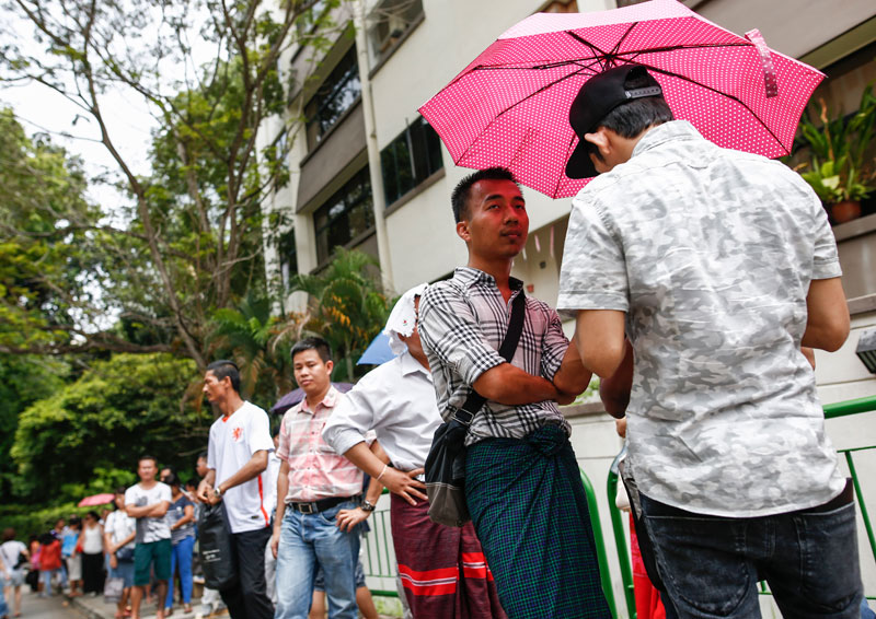 Myanmar expats wait in line to cast their vote outside the Myanmar Embassy building in Singapore, 15 October 2015. Photo: Wallace Woon/EPA