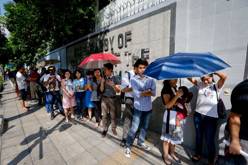 Myanmar nationals queue outside the Myanmar Embassy as they wait for their turn to vote early in Bangkok, Thailand, 17 October 2015. Photo: Diego Azubel/EPA