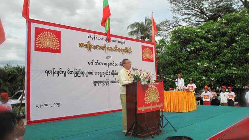 Nay Zin Latt, former presidential advisor and founder of NDP, speaks at a rally on Oct. 12 in the Mon State capital Mawlamyine, where he pledged to protect Myanmar's race and Buddhist religion. (Photo: Phyo Thiha Cho/Myanmar Now)