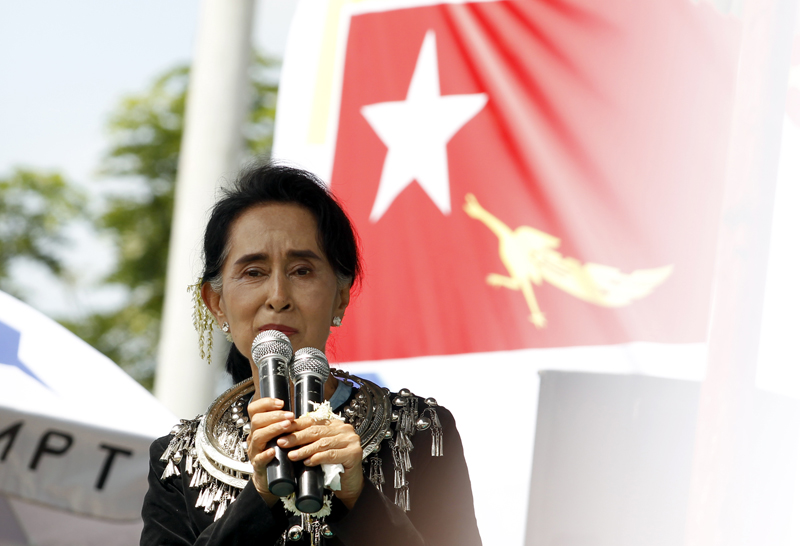 Myanmar opposition leader Aung San Suu Kyi talks to supporters during her campaign in Myitkyina, Kachin State, Myanmar, 2 October 2015. Photo: Nyein Chan Naing/EPA