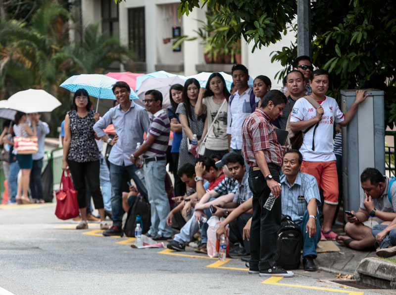 Myanmar expats wait in line to cast their vote outside the Myanmar Embassy building in Singapore, 15 October 2015. Photo: Wallace Woon/EPA
