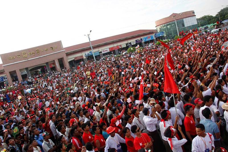 Party supporters cheer as they gather to listen to NLD candidate Zayar Thaw during his election campaign in Nay Pyi Taw on 27 October 2015. Photo: Min Min/Mizzima