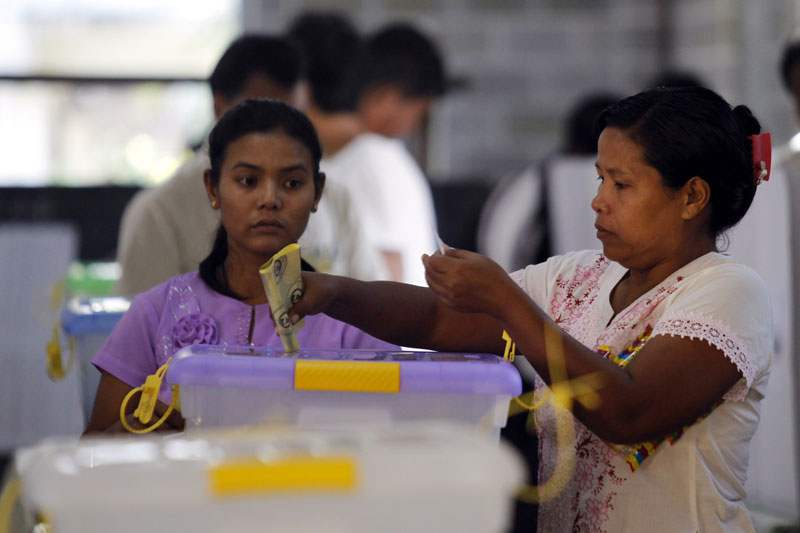 Women vote at a polling station in Mandalay, Myanmar, 8 November 2015. Photo: Hein Htet/EPA