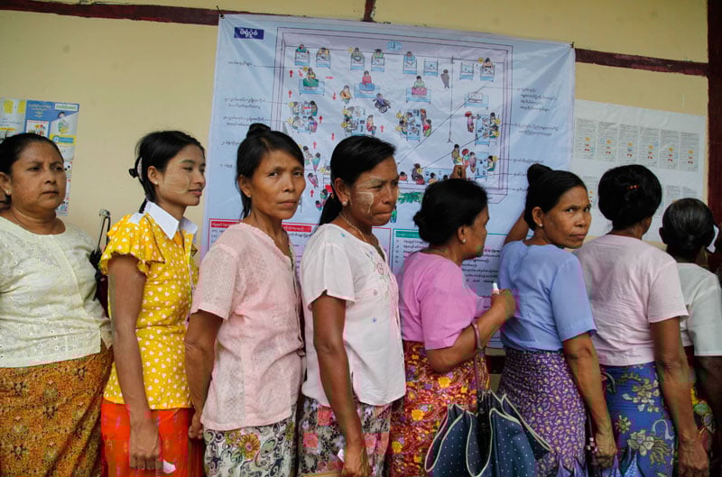 People line up to cast their votes at a polling station in Sittwe, Rakhine State, western Myanmar, 08 November 2015. Photo: Nyunt Win/EPA