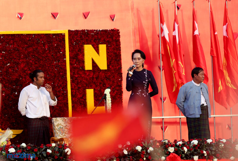 Myanmar opposition leader Aung San Suu Kyi (C), chairperson of National League for Democracy (NLD) party, delivers a speech during her election campaign rally in Yangon, on 01 November 2015. Photo: Hong Sar/Mizzima