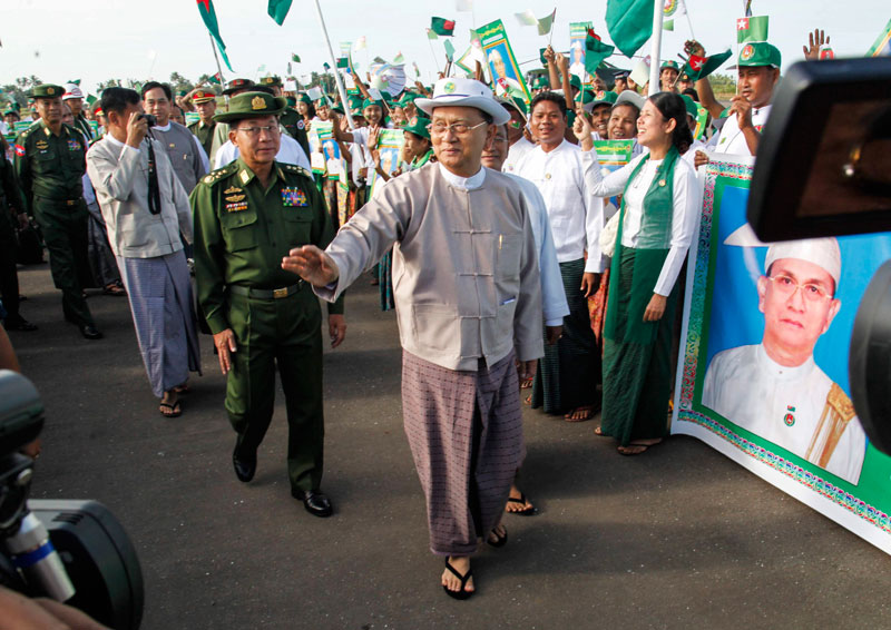 Myanmar president Thein Sein (C) followed by Myanmar military commender in chief Senior General Min Aung Hlaing (C-L), gestures as he arrives Sittwe airport in Sittwe, Rakhine State, western Myanmar, 03 November 2015. Photo: Nyunt Win/EPA