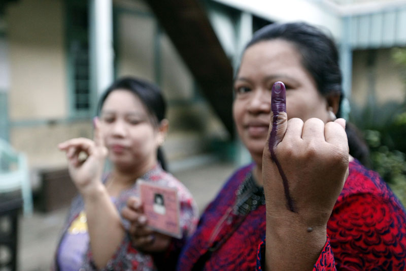 Myanmar women voters show their ink marked finger after casting their votes at a polling station in Mandalay, Myanmar, 08 November 2015. Photo: Hein Htet/EPA