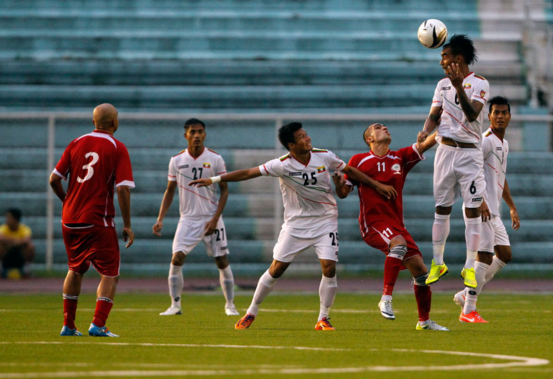 Yan Aung Kyaw (2-R) of Myanmar takes a header during the soccer match against Palestine of the PFF Peace Cup 2014 in Manila, Philippines, 03 September 2014. Photo: Ritchie B. Tongo/EPA
