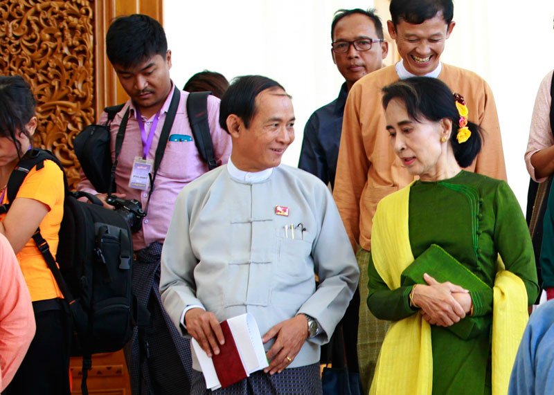 Aung San Suu Kyi accompanied by her party members. Photo: Mizzima