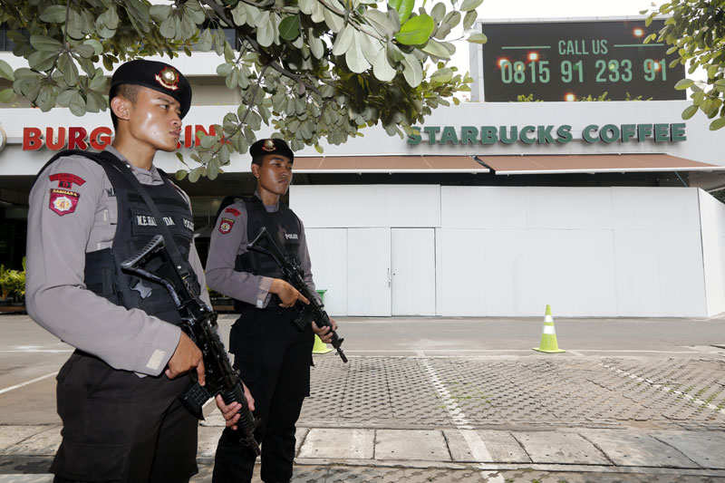 Indonesian police officers stand guard at the site of the 14 January terrorist attack in Jakarta, Indonesia, 18 January 2016. Photo: Bagus Indahono/EPA