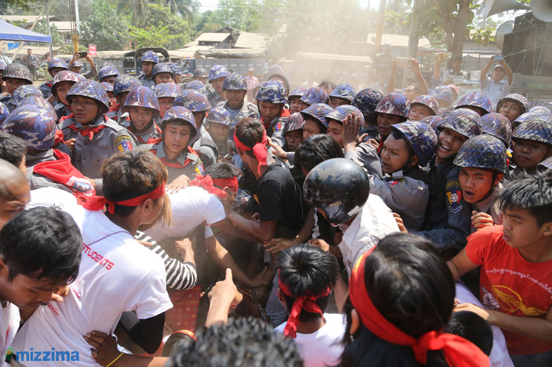 Student protesters jostle with police at barricades set up by police at the student protest site in Letpadan, Bago region on 10 March 2015. Photo: Thet Ko/Mizzima