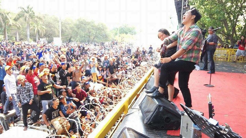 Famous rock band in Myanmar, Vocal Lay Phyu and guitarist Chit San Maung perform during water festival in Mandalay on 16 April, 2016. Photo: Aung Ko Oo/Mizzima