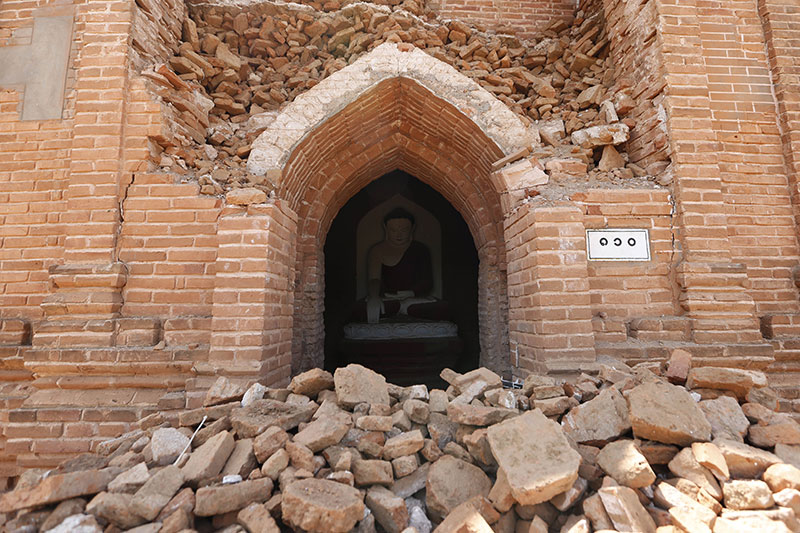 A general view shows an image of the Buddha (C, rear) inside a damaged temple in Bagan just after the powerful earthquake. Photo: Hein Htet/EPA