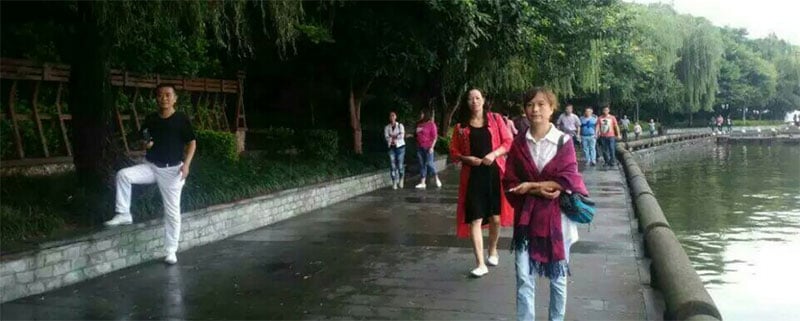 Citizen journalists Huang Qi (left), Li Zhaoxiu (right) followed by several plainclothes agents (background), on Sept 5, 2016. Photo: RSF